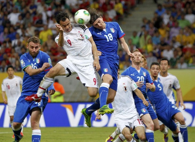 De cabeça, Okazaki marcou para o Japão |