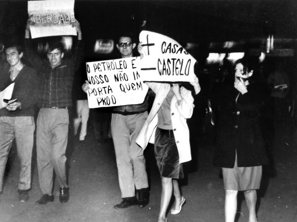 Estudantes promovem passeata no Centro de Curitiba, contra os desmandos da ditadura, em 1964 | Acervo Cid Destefani