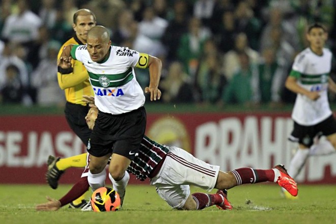 Alex se livra da marcação de Diguinho | 