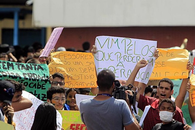 Manifestantes portam cartazes no entorno do Castelão |