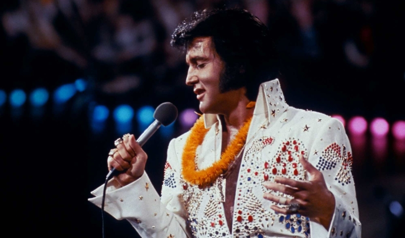 Quatro anos antes de sua morte, Elvis Presley estava no auge de sua fase macacão branco | Divulgação