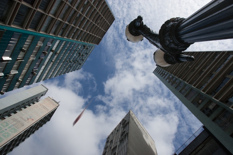 OBJETO NÃO IDENTIFICADO NOS CÉUS DE CURITIBA: os transeuntes foram tomados de susto por algo que voava rente aos prédios na capital. A imagem é um flagra de Henry Milleo | Henry Milleo/especial para o Planeta Diário