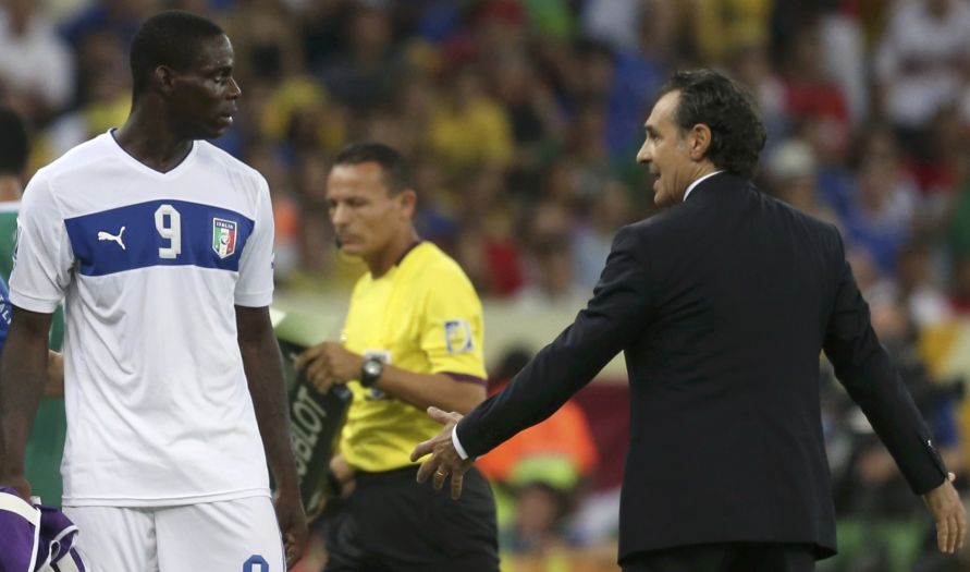 Balotelli foi repreendido pelo técnico após tirar a camisa | Reuters