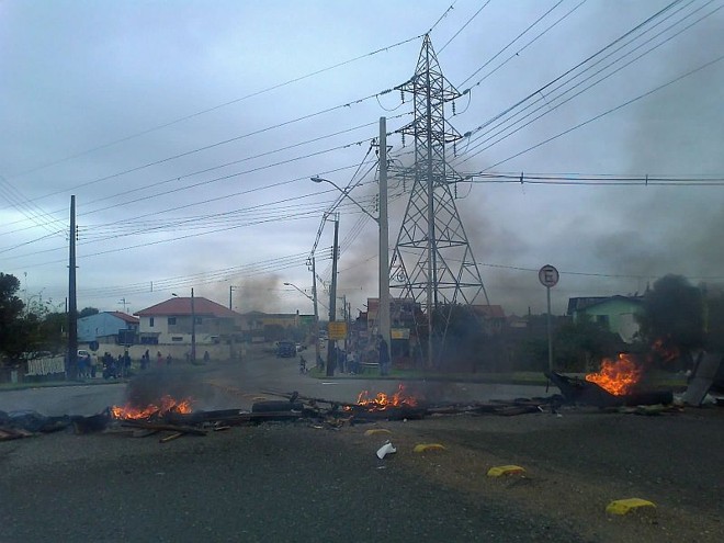 Moradores fecharam a Avenida Jornalista Aderbal Gaertner Stresser com a Rua Ladislau Mikosz, no Cajuru, em protesto aos alagamentos na região |