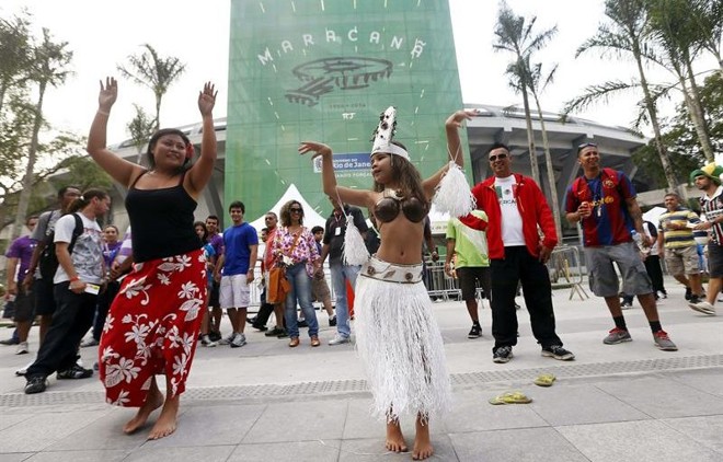 Torcedoras do Taiti dançam em frente ao Maracanã antes do duelo contra a Espanha | 