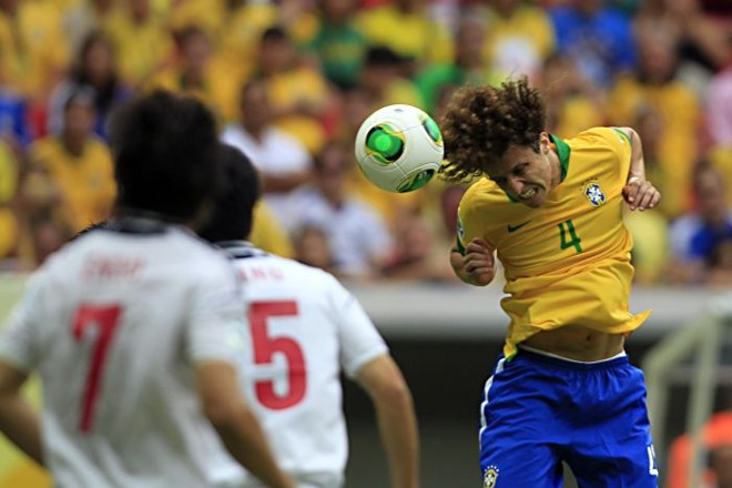 David Luiz afasta perigo contra a zaga canarinho | 