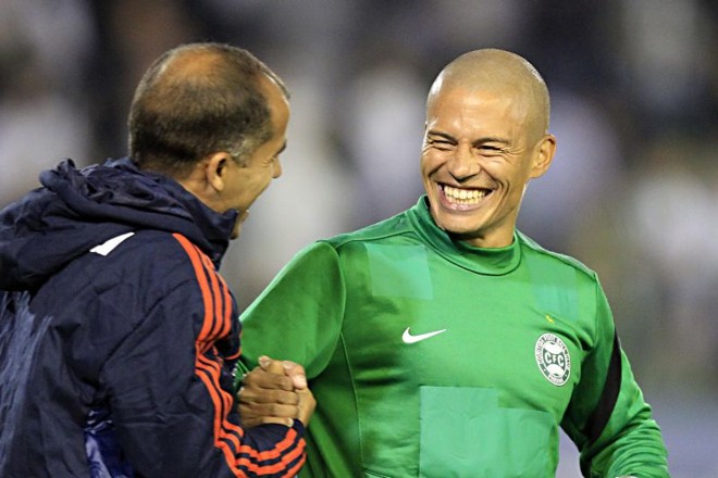 Alex sorriu ao reencontrar Felipe antes do jogo contra o Flu. Uma prévia dos sorrisos que viriam para o lado alviverde após a partida | 