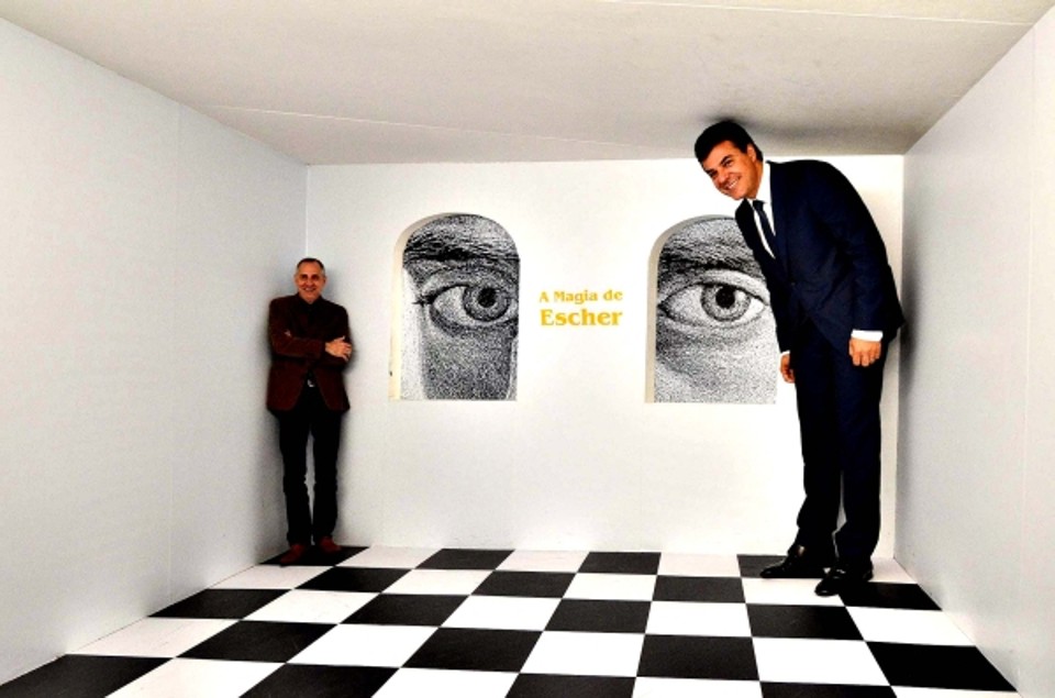 O governador Beto Richa comprovou ontem que tudo é relativo. Ele aproveitou a reunião do secretariado, realizada no auditório do Museu Oscar Niemeyer, para visitar a exposição A Magia de Escher e posou ao lado do secretário da Cultura, Paulino Viapiana, na Sala da Relatividade, uma das mais procuradas pelo público na mostra | Kraw Penas