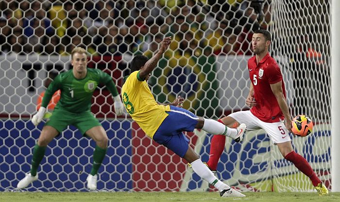 Paulinho marca o gol de empate do Brasil contra a Inglaterra | Ricardo Moraes / Reuters