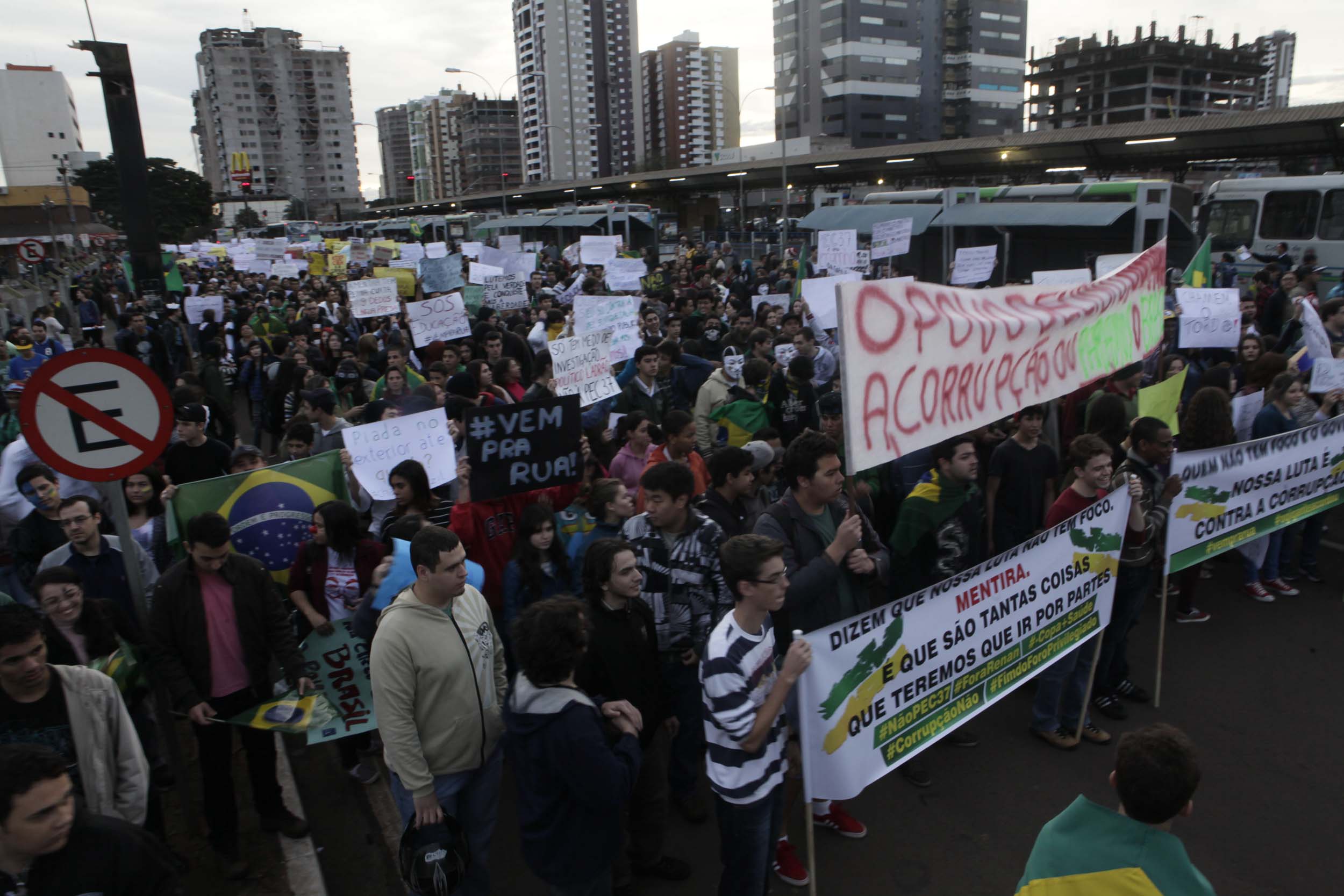 A manifestação em Maringá começou por volta das 17 horas no Terminal Urbano e seguiu pelas principais vias da cidade | Ivan Amorin