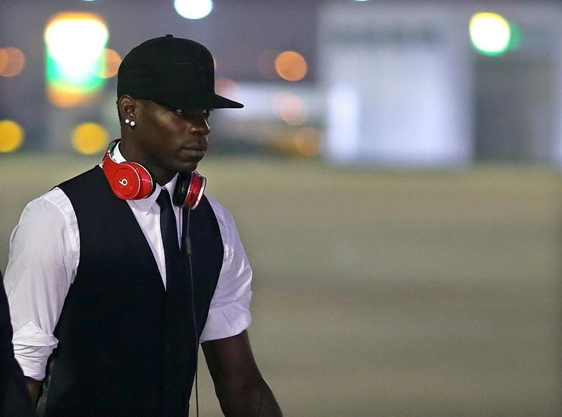 O atacante Mario Balotelli no desembarque da delegação italiana no Aeroporto Internacional Tom Jobim | Antonio Lacerda / EFE