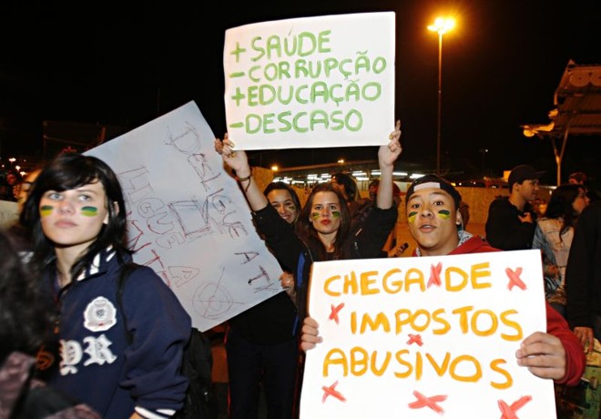 Reforma tributária? Só a conta-gotas: A última grande reforma tributária do país ocorreu em 1966. De lá para cá, a falta de consenso na divisão do bolo de impostos impede mudanças maiores. Há dez anos, Câmara e Senado discutem versões de um projeto que simplifique o sistema. Mas as propostas não saem do papel. Por conta própria, sem consultar o Congresso, a presidente Dilma Rousseff promoveu uma série de desonerações fiscais. Chegou ainda a patrocinar uma proposta de reforma do ICMS, mas desistiu por falta de acordo no Senado. A ideia era unificar as alíquotas dos estados para acabar com a guerra fiscal | 