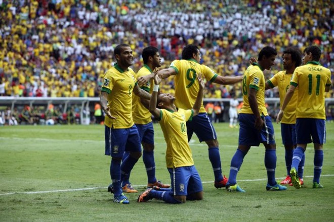 Neymar comemora gol, o primeiro da Copa das Confederações | 