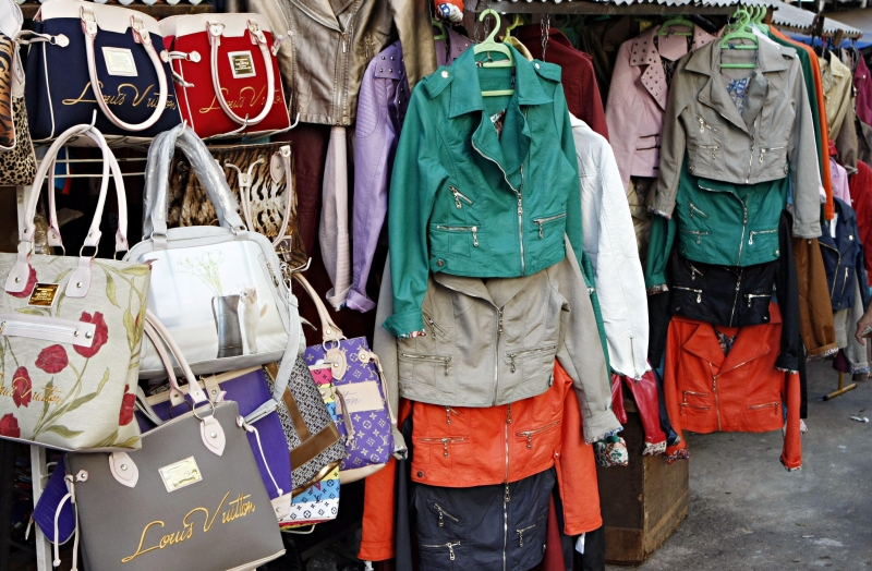 Marcas como Louis Vuitton e Dolce & Gabbana têm suas versões xing-ling encontradas nas ruas de Ciudad del Este | Christian Rizzi/ Gazeta do Povo