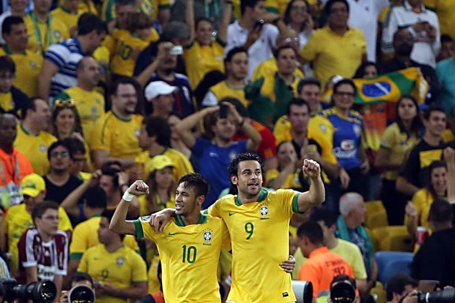 Fred comemora com Neymar o terceiro gol do Brasil contra a Espanha | 