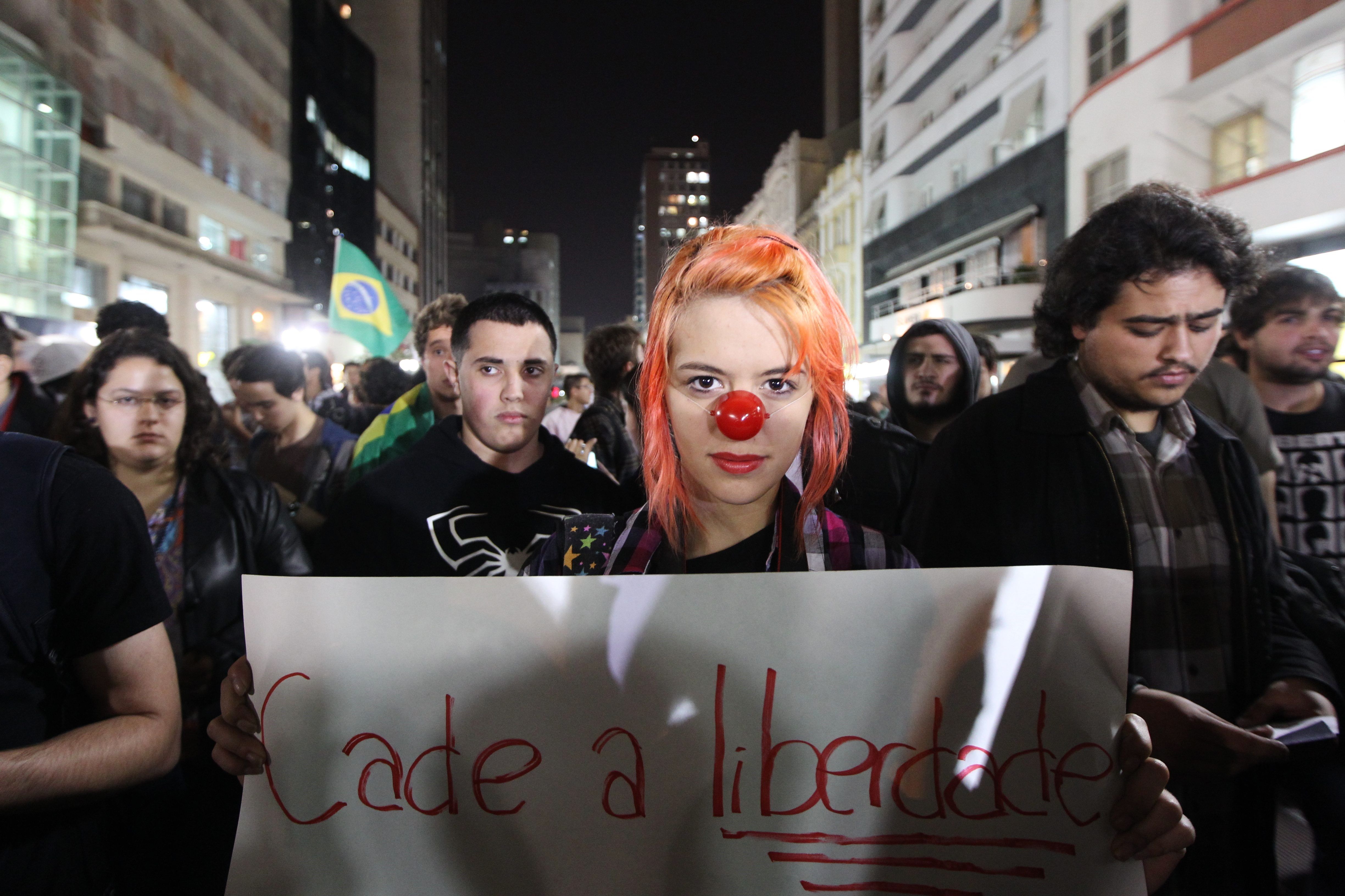 Protesto na última sexta-feira (14), reuniu cerca de 700 manifestantes no centro de Curitiba. Nas redes sociais, 10 mil pessoas confirmaram presença nesta segunda (17) | Daniel Castellano / Agência de Notícias Gazeta do Povo