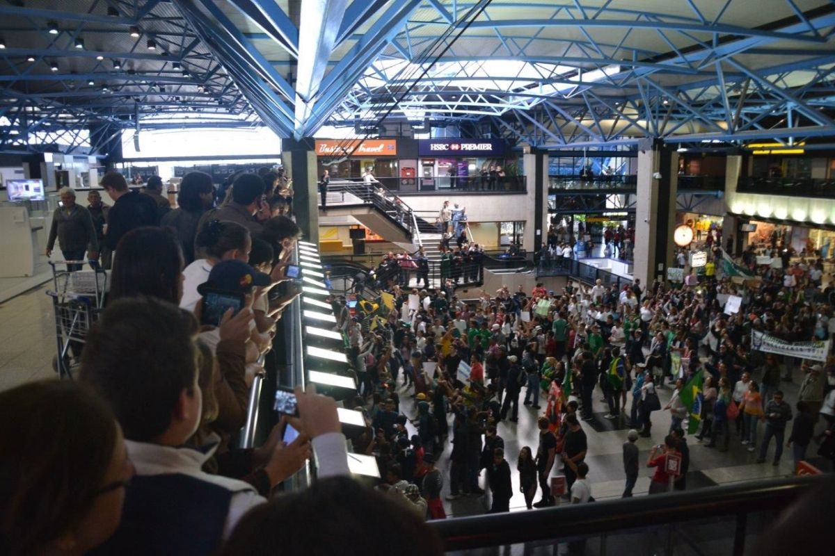 Os manifestantes permaneceram cerca de meia hora dentro do terminal | Marcos Rosa Filho / Arquivo pessoal