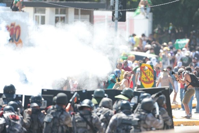 Policiais atiram bombas de gás lacrimogênio para dispersar manifestantes em Fortaleza |