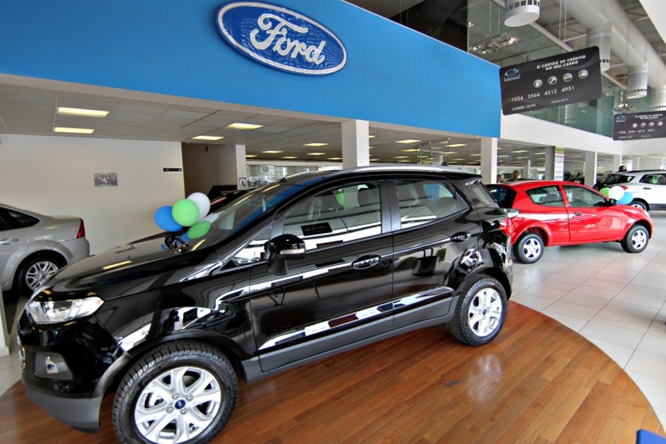 Venda de carros no PR caiu 9,7% no mês Concessionária de veículos em Curitiba: mercado de automóveis no país se mantém estável, segundo a Fenabrave | Albari Rosa/ Gazeta do Povo