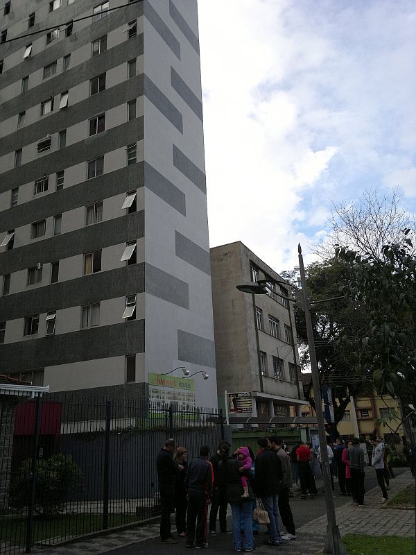 Fogo começou no 10º andar possivelmente devido a um curto-circuito. Ninguém ficou ferido | Fernanda Trisotto / Gazeta do Povo