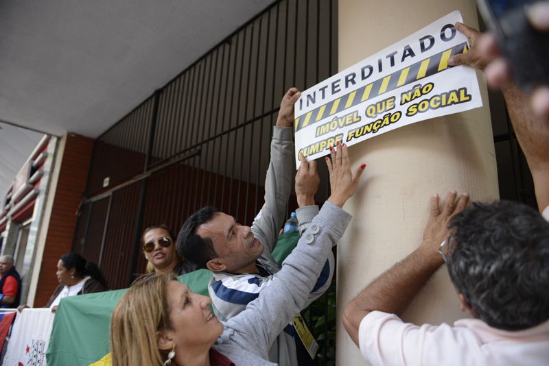 Nesta segunda-feira, uma manifestação apontou quatro prédios desocupados em Curitiba que poderiam servir como habitação popular | Henry Milléo/ Agência de Notícias Gazeta do Povo