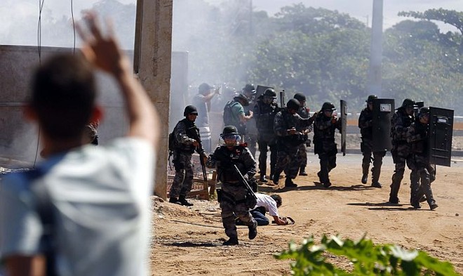 Polícia avança contra os manifestantes em Fortaleza |