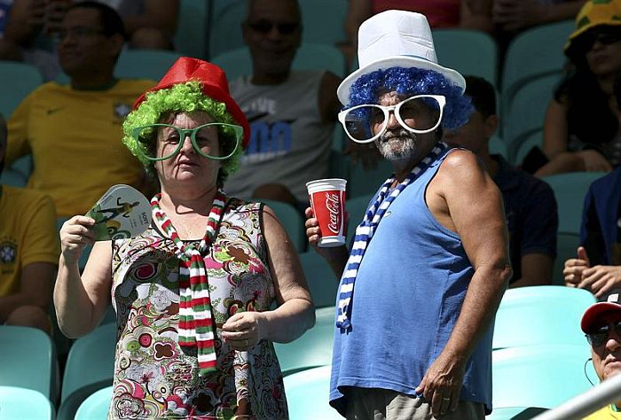 Torcida sofreu com o forte calor do ínicio da tarde em Salvador durante Itália x Uruguai | Eduardo Martins / EFE