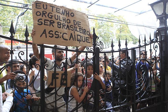 Torcida foi barrada no portão de São Januário de entrar no treino da seleção | Albari Rosa / Gazeta do Povo