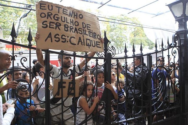 Torcida foi barrada no portão de São Januário de entrar no treino da seleção | Albari Rosa / Gazeta do Povo