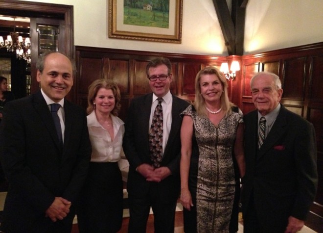 O prefeito Gustavo Fruet e seus colegas advogados Marilú Ferreira, Eduardo Alberto Virmond, presidente do Instituto dos Advogados do Paraná, Suely Schroeder Glomb e Eduardo Rocha Virmond no jantar pelos 96 anos do IAP, no Graciosa Country Club |