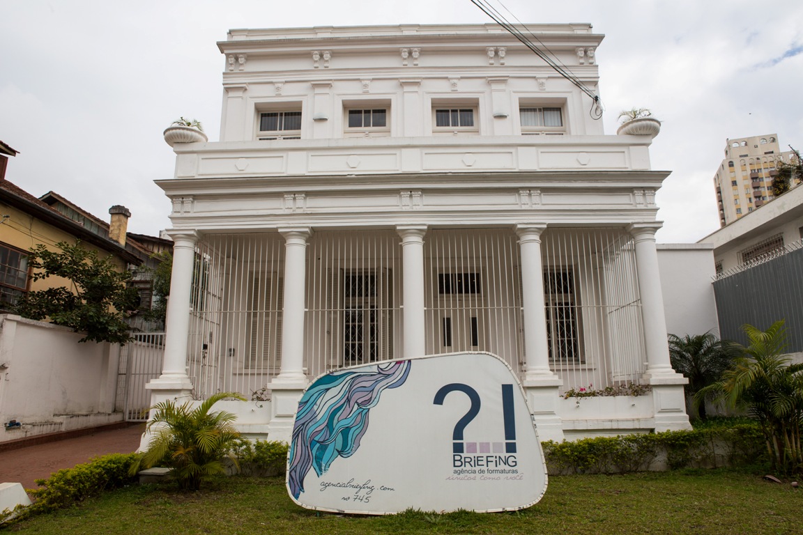 Estudantes se queixam da dificuldade de fazer contato com os sócios da Briefing, que está com as portas fechadas. | Brunno Covello / Gazeta do Povo