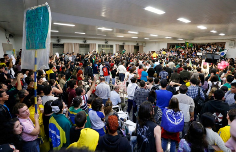 Pressionados pelos manifestantes, os vereadores assinaram o pedido de abertura da investigação durante sessão | Divulgação / CMM / Marquinhos Oliveira