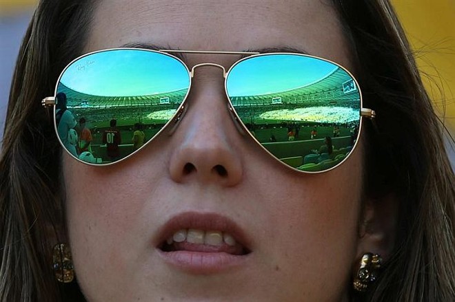Torcedora acompanha o jogo entre Brasil e Inglaterra no Maracanã |