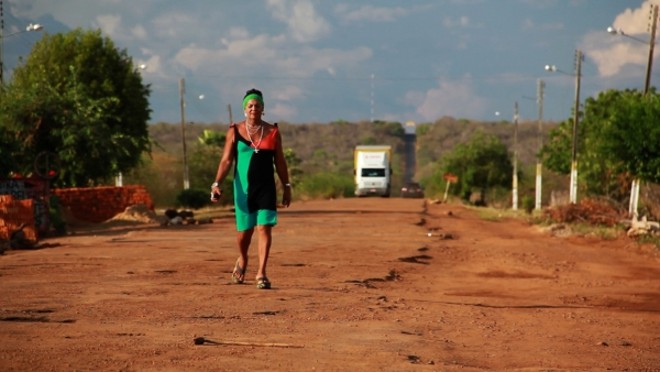 Kátia - Documentário conta a história de Kátia Tapety, transexual piauiense que se tornou a vereadora mais votada de seu município por três vezes consecutivas e chegou à vice-prefeitura da cidade de Colônia do Piauí, entre 2004 e 2008. Karla Holanda. Cine Guarani, às 18 e 20 horas. | 