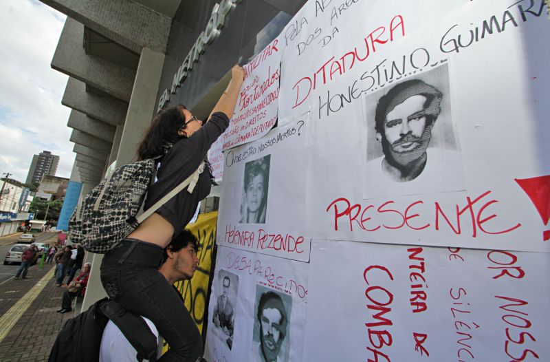 Militantes do Centro de Direitos Humanos e estudantes fizeram nesta sexta-feira (28) um protesto, em Foz do Iguaçu, em frente ao edifício onde funciona o escritório de advocacia de um ex-agente da ditadura | Christian Rizzi / Agência de Notícias Gazeta do Povo