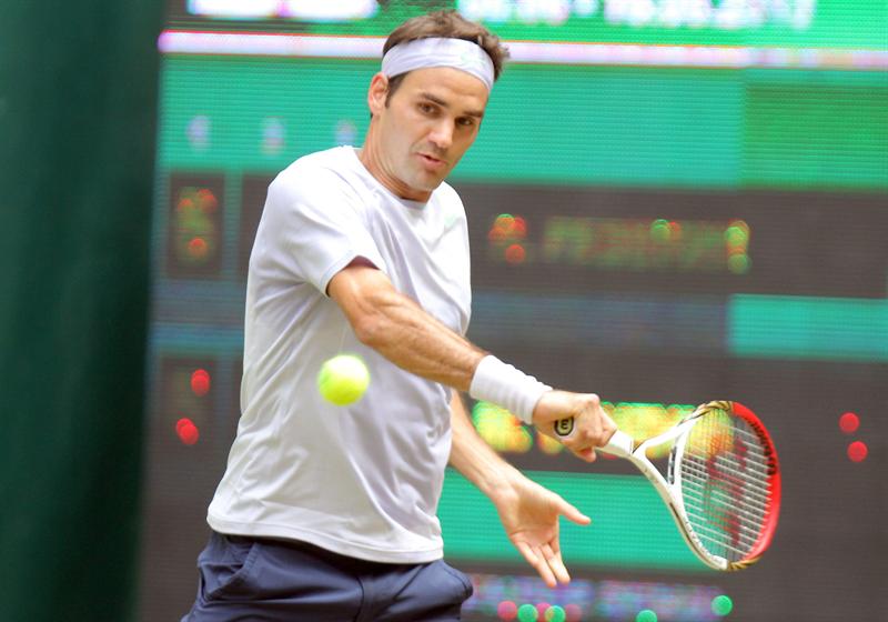 Roger Federer vence disputa contra o russo Mikhail Youzhny em Halle, na Alemanha | EFE/EPA/OLIVER KRATO