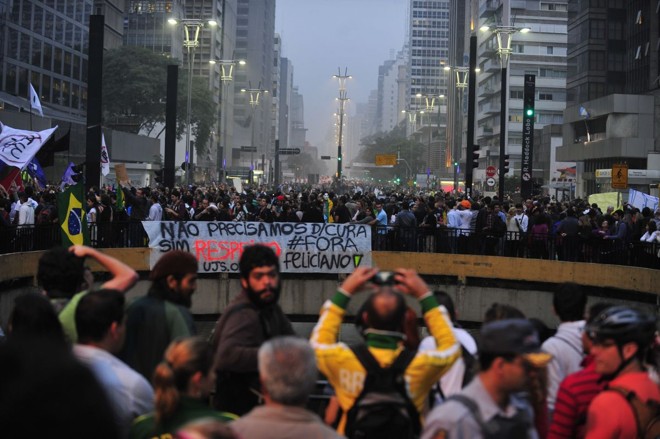 Milhares caminham pelas ruas de São Paulo | Marcelo Camargo / Agência Brasil