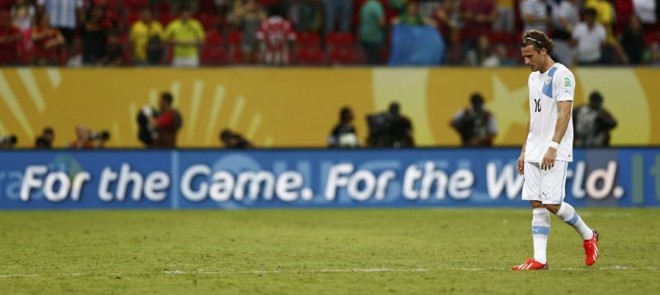 Uruguaio Forlán cabisbaixo após a derrota para a Espanha |