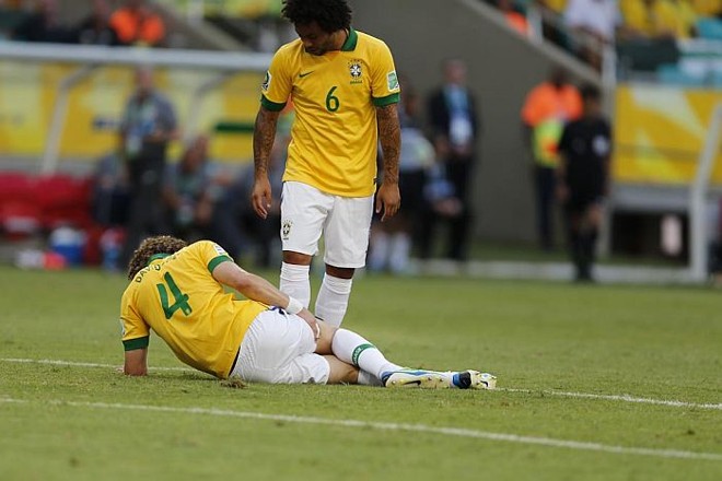 Zagueiro David Luiz deixou o jogo com a Itália no primeiro tempo sentindo lesão na coxa |