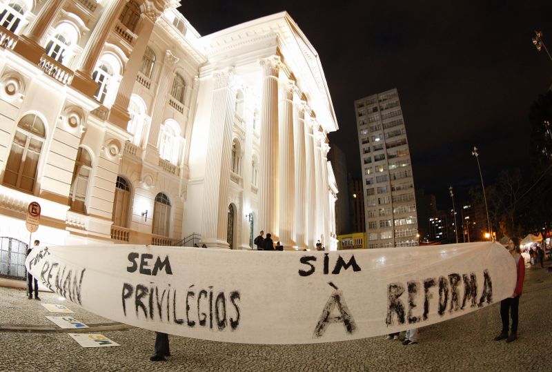 Manifestantes pediram a saída de Renan Calheiros da presidência do Senado durante o 1º Ato Pacífico para Reforma Política, que aconteceu no centro de Curitiba nesta sexta-feira (28) | Hugo Harada / Agência de Notícias Gazeta do Povo