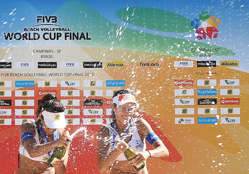 Talita e Maria Elisa comemoram título da Copa do Mundo em Campinas com champagne | Sílvio Ávila / FIVB