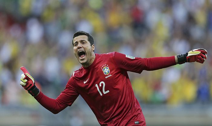 Julio Cesar comemora defesa do pênalti de Fórlan na vitória do Brasil sobre o uruguai | Ueslei Marcelino / Reuters