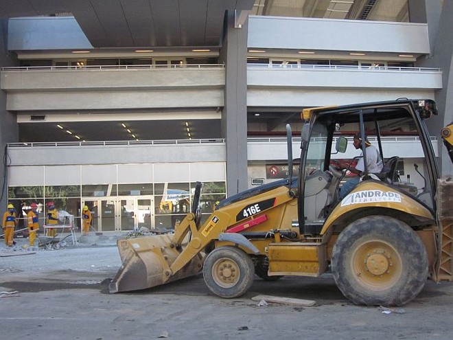 Trator trabalha no lado de fora do Maracanã na véspera de reabertura do estádio | 