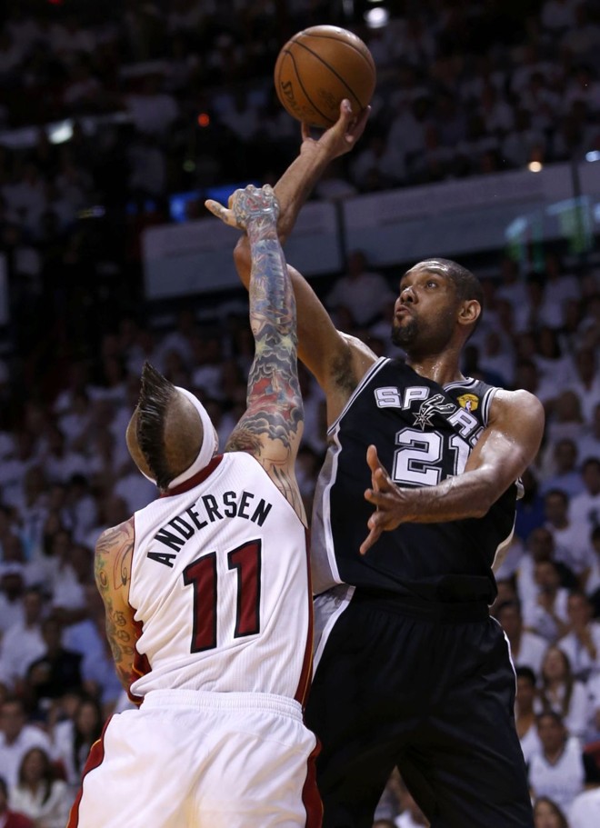 Duncan tenta a cesta marcado pelo Birdman Andersen | 