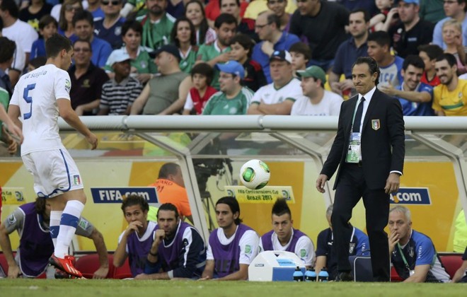 Prandelli observa o jogo do banco de reservas |