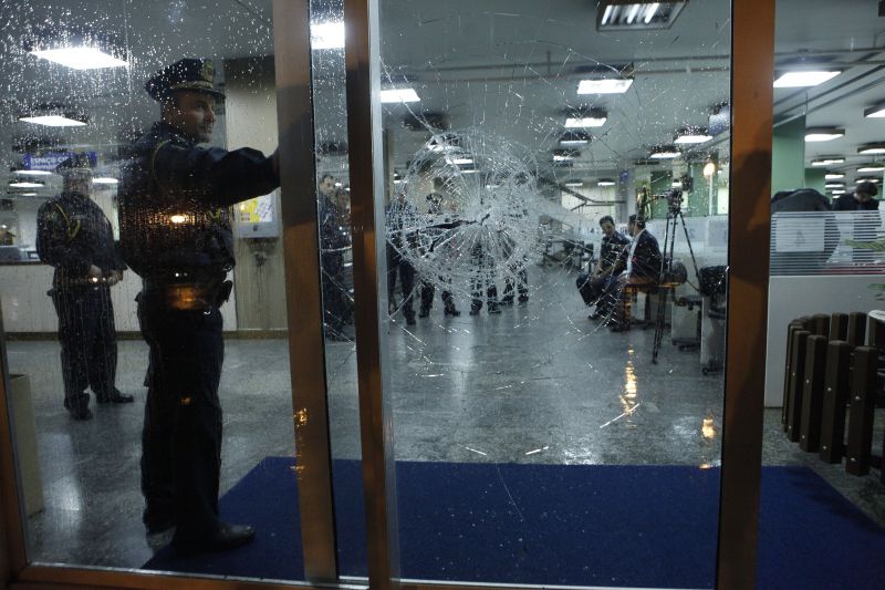 Vidros da prefeitura foram quebrados durante a manifestação no Centro Cívico no dia 21 de junho | André Rodrigues/Agência de Notícias Gazeta do Povo