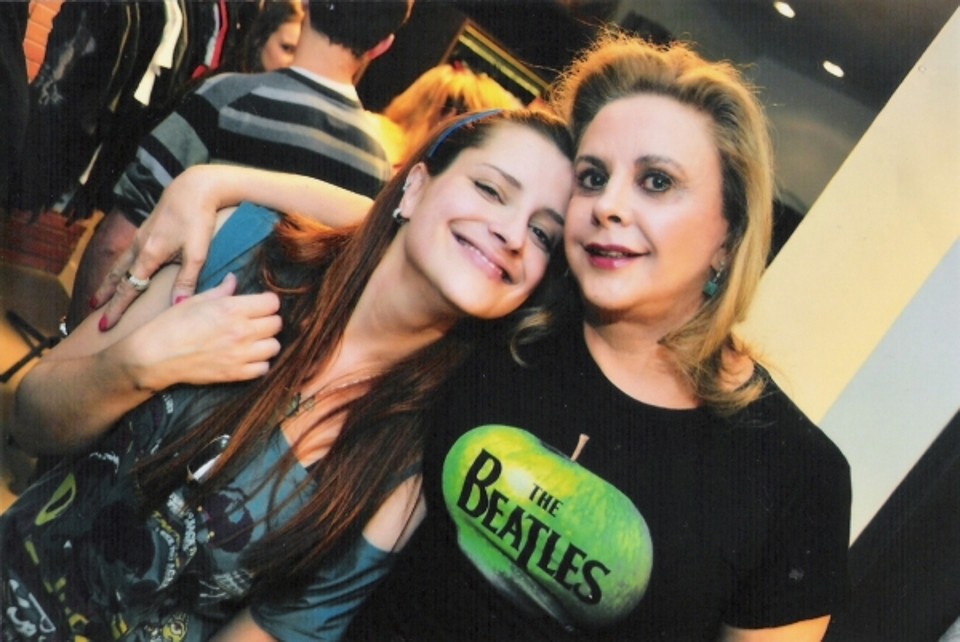 Quase Famosos é a loja de camisetas de Mariley Loures Donini, na Rua Doutor Faivre. Em noite de lançamento naquele address, a proprietártia com a empresária Neusa de Mattos Leão, sua tia, que exalava juventude com o look Beatles em seu modelo | Divulgação