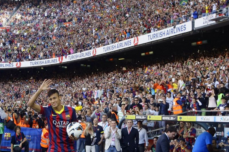 Neymar atraiu mais de 50 mil torcedores ao Camp Nou nesta segunda-feira | Gustau Nacarino / Reuters
