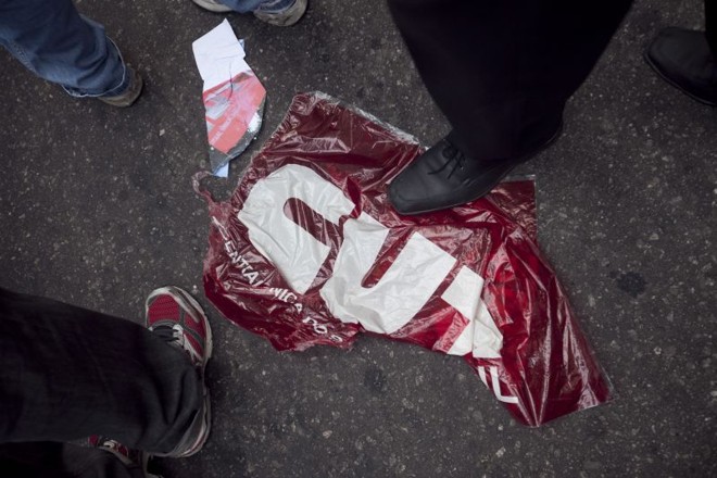 Bandeira da CUT é pisoteada durante passeata no Rio de Janeiro |