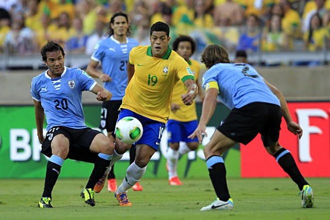 Hulk tenta passar pela marcação uruguaia |
